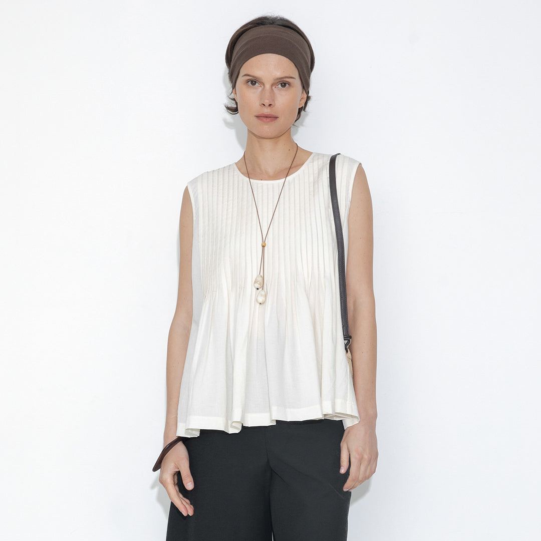 Pleated Sleeveless Blouse with Necklace