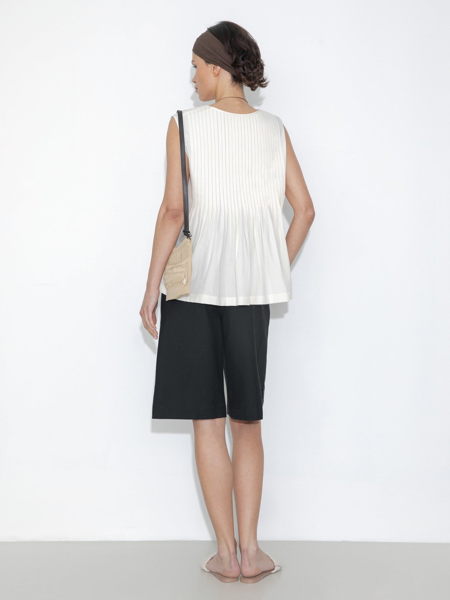 Pleated Sleeveless Blouse with Necklace